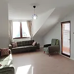 Zumra's White Apartman